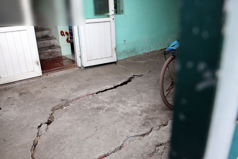 Cận cảnh những vết nứt dài chân cầu Đuống khiến người dân thấp thỏm lo sợ